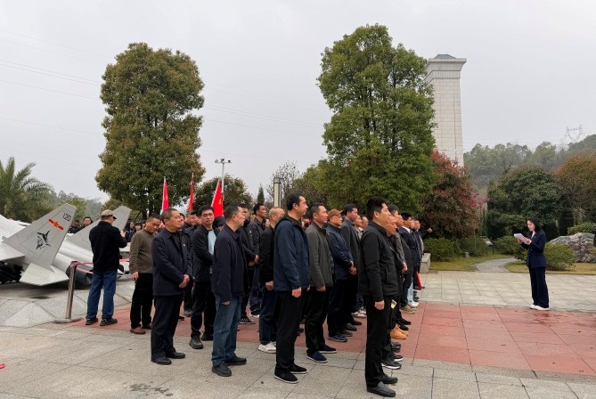 ����Ȼ��Դ�͹滮�ֿ�չ���廳Ӣ���س���  ����ǰ�е�ʹ���������ų���ʿ���⵳�ջ